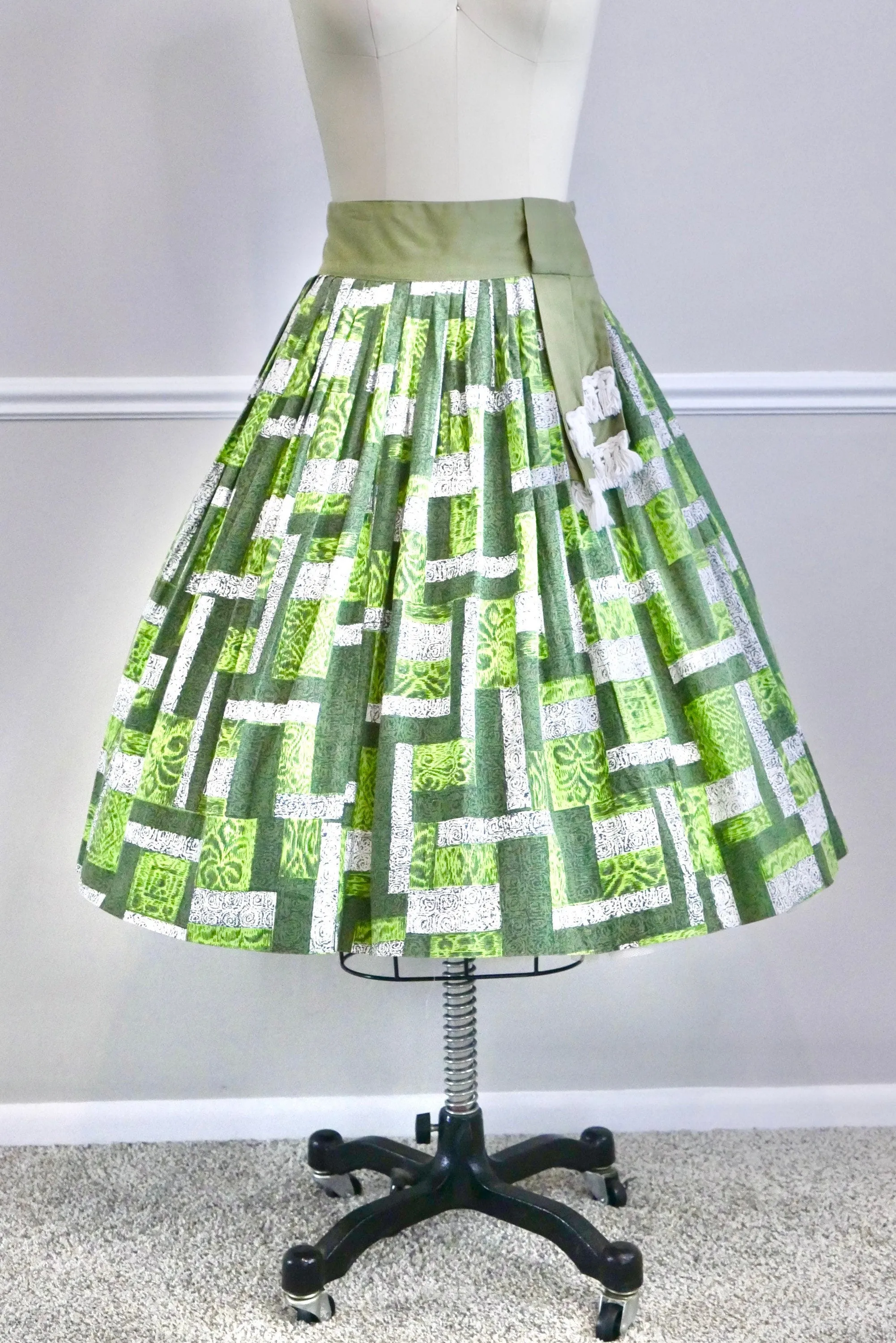 Vintage 1950s Novelty Print Circle Skirt / 50s retro kelly green full skirt Size S